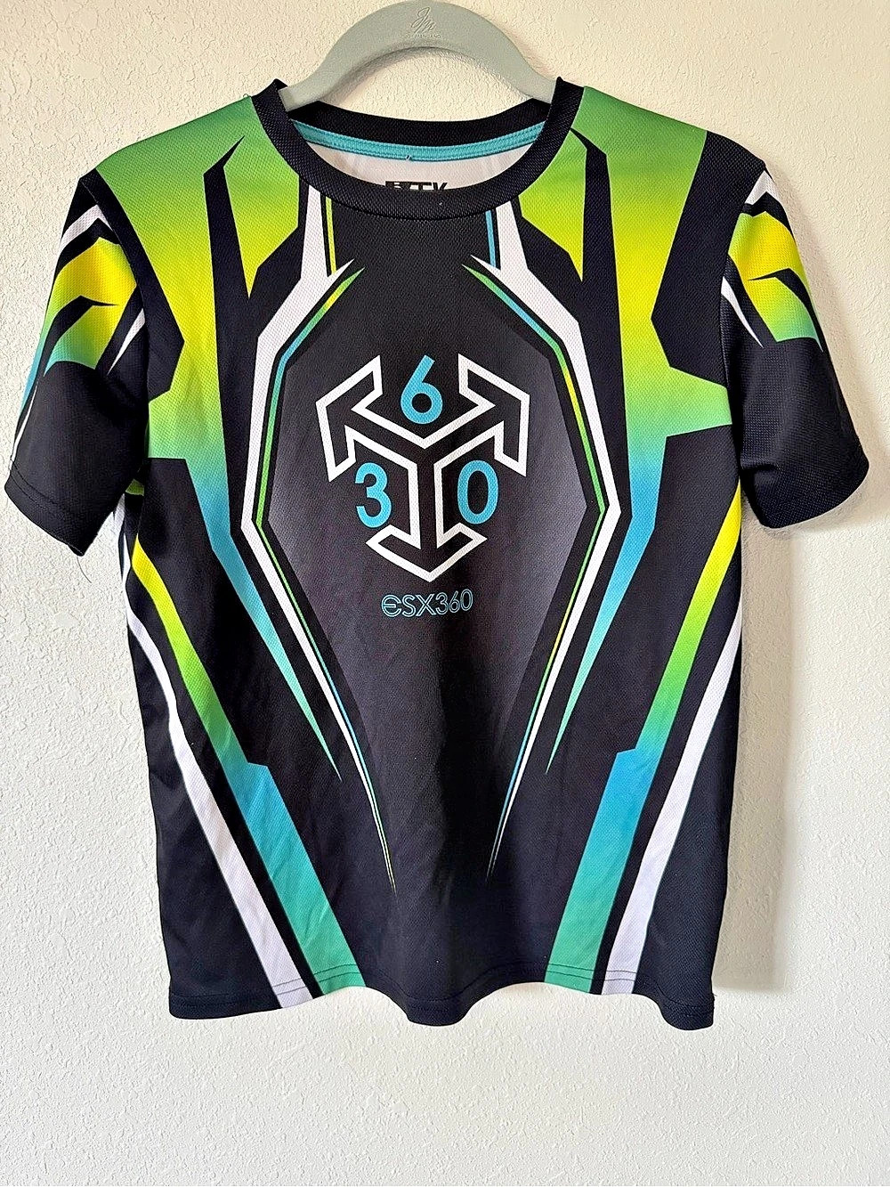 ESX 360 Esports Gaming Jersey in Black & Green Like New Size 18